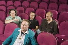 yoghurt_images_photo_official_2006_eric-keyzer_oh_groepsfoto_pluche_06_groot