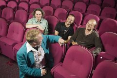 yoghurt_images_photo_official_2006_eric-keyzer_oh_groepsfoto_pluche_07_groot