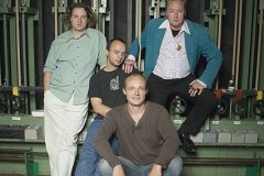 yoghurt_images_photo_official_2006_eric-keyzer_oh_groepsfoto_trekkenwand_01_groot