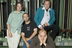 yoghurt_images_photo_official_2006_eric-keyzer_oh_groepsfoto_trekkenwand_03_groot