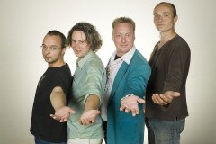 yoghurt_images_photo_official_2006_eric-keyzer_oh_groepsfoto_wit_02_groot